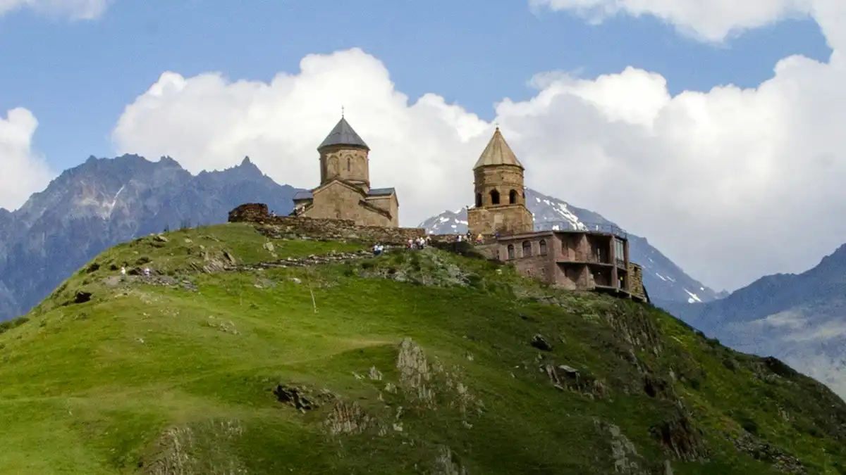 Iglesia de la Trinidad de Gergeti cerca de Kazbegi