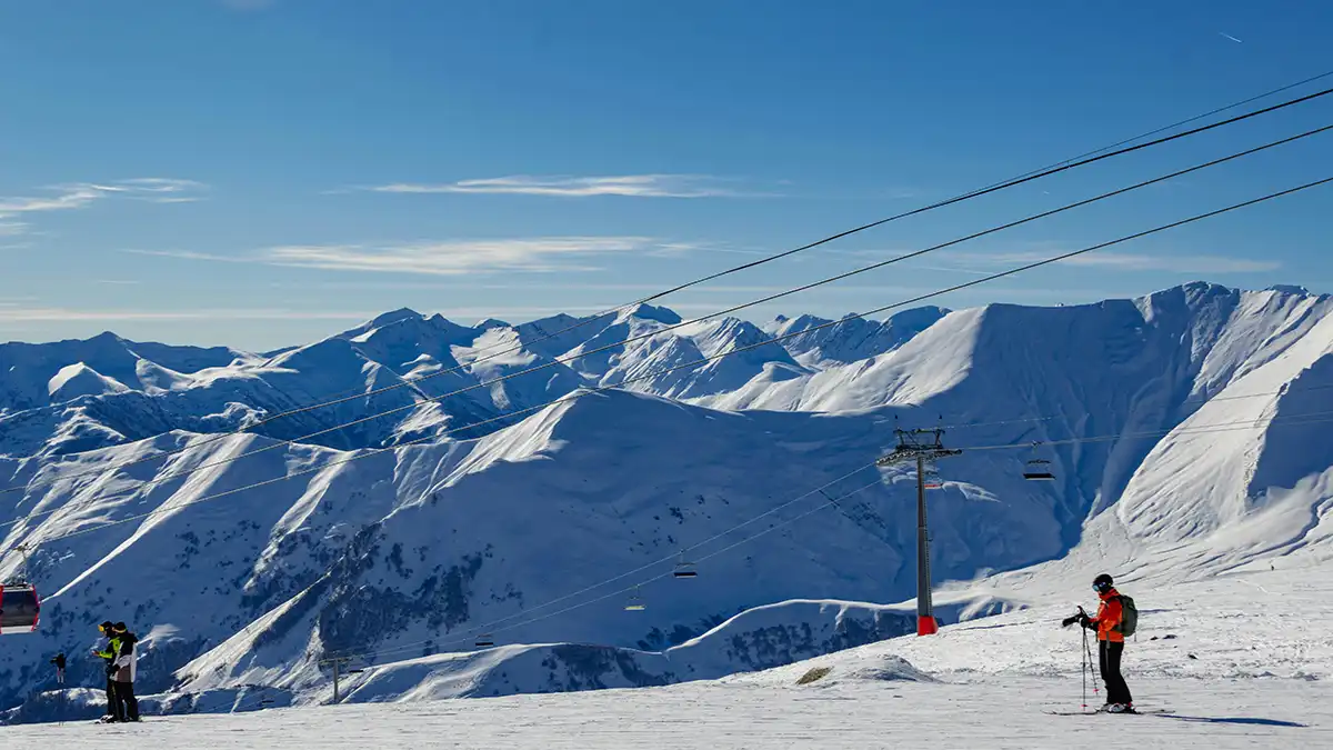 Montañas nevadas cerca de Gudauri en la Carretera Militar de Georgia