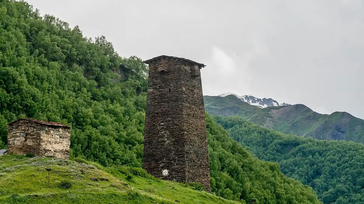 Torres de Svaneti cerca de Mestia para un itinerario más largo