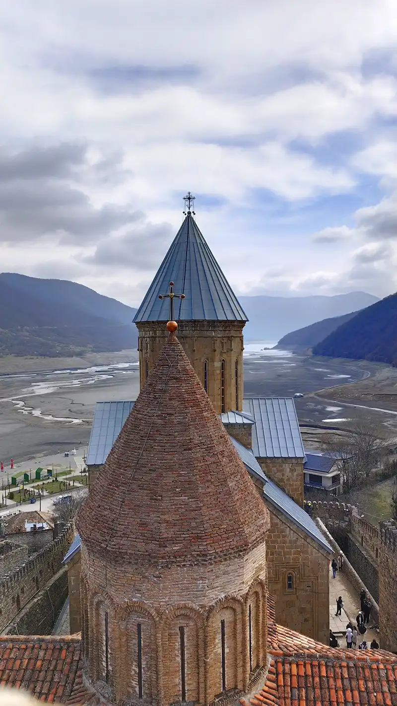 Vista desde una torre de la fortaleza de Ananuri, en Georgia
