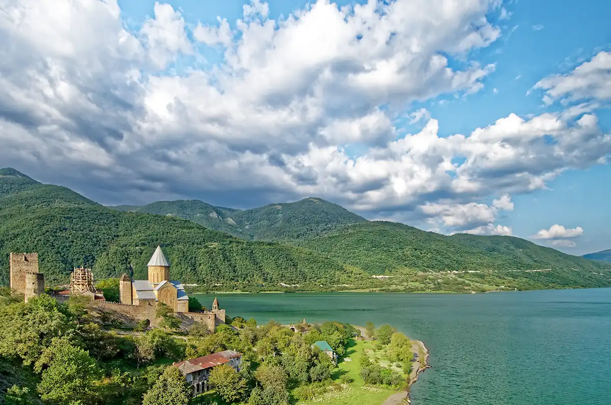 La fortaleza de Ananuri y el embalse de Zhinvali en Georgia