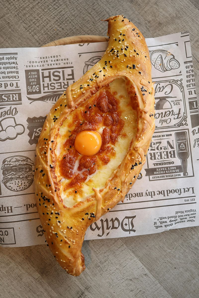 Khachapuri de Adjaria, pan de queso tradicional georgiano con huevo, en Batumi