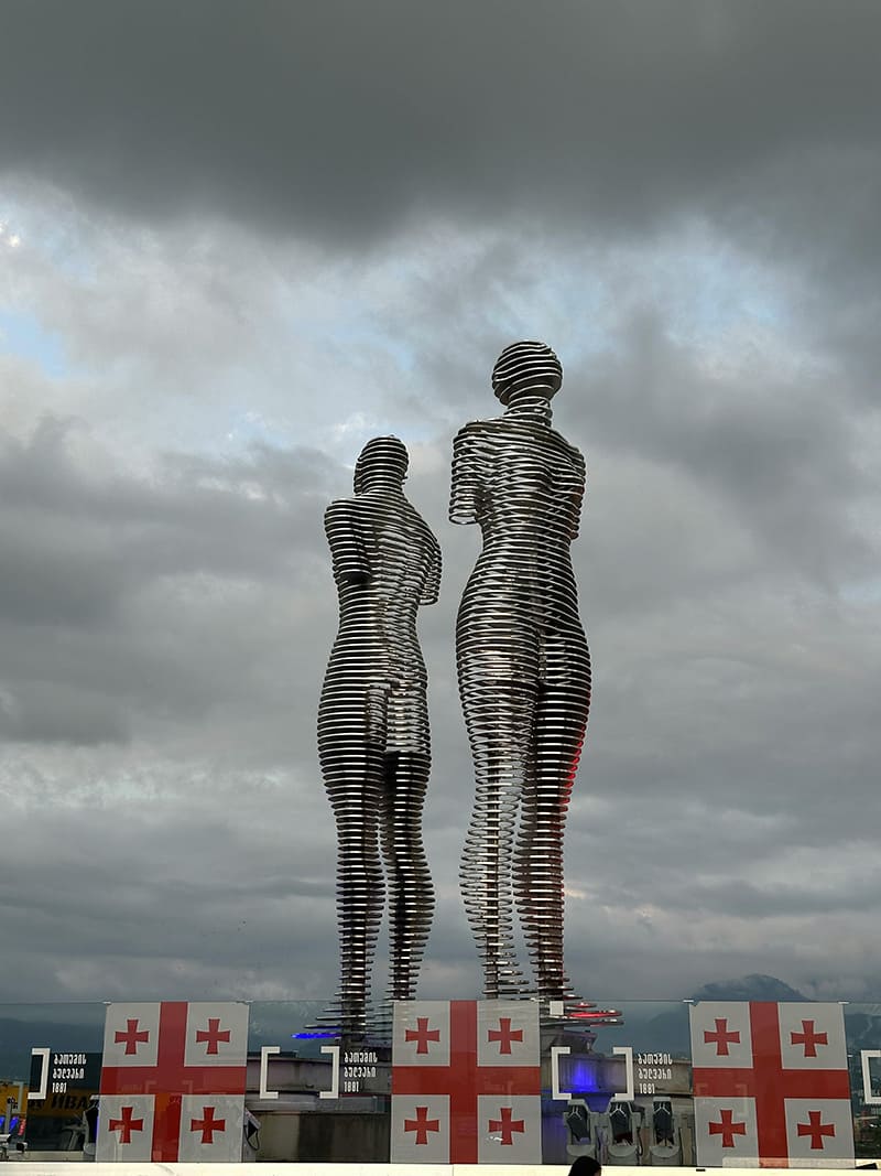 Escultura móvil de Ali y Nino junto a la costa de Batumi