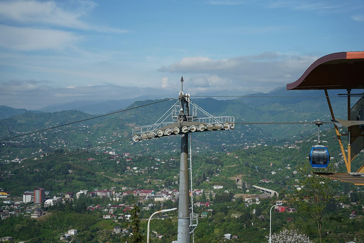 El teleférico Argo en Batumi, con vistas a la montaña y a la ciudad, en Georgia