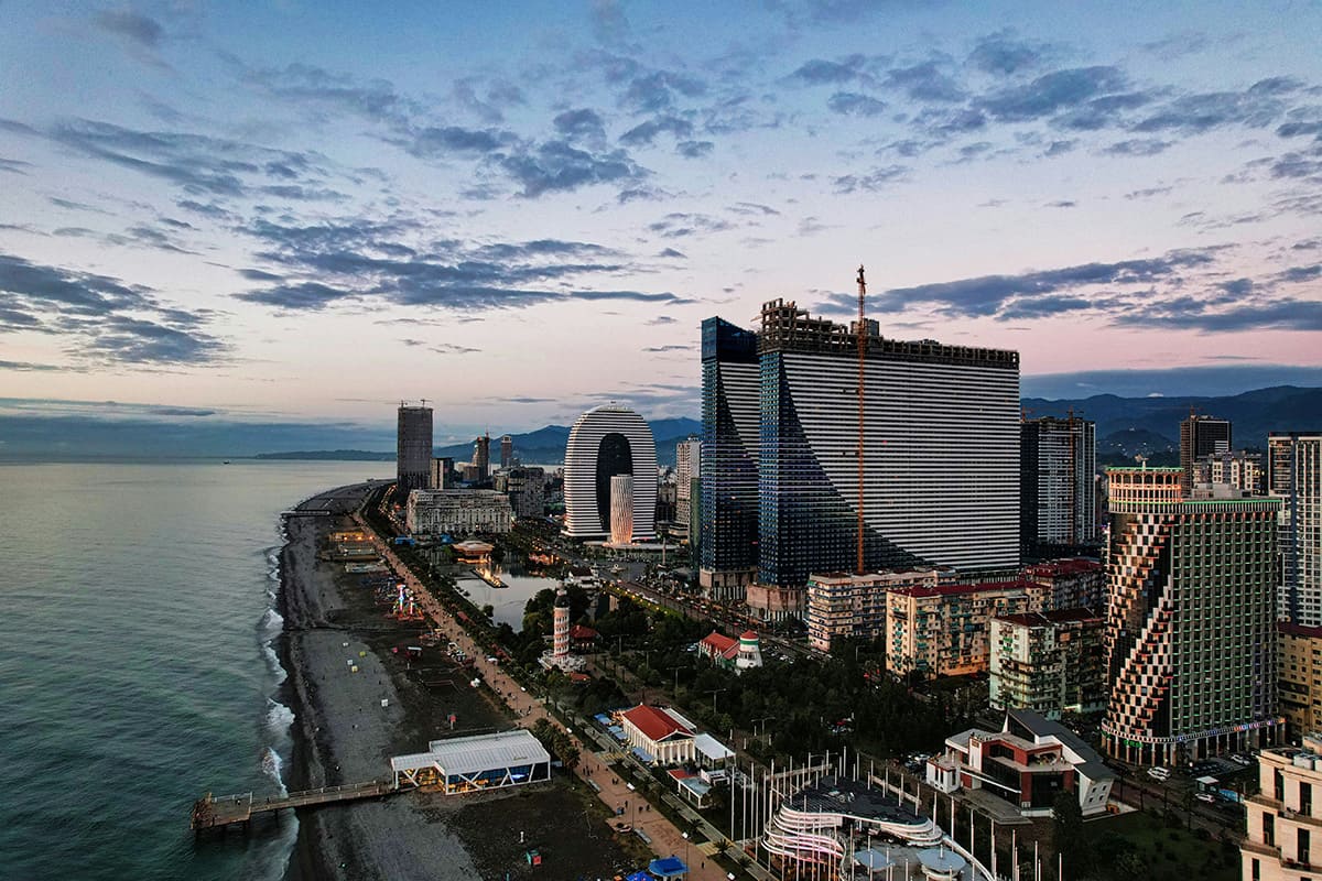 Vista aérea de la costa de Batumi, con edificios modernos y el mar Negro