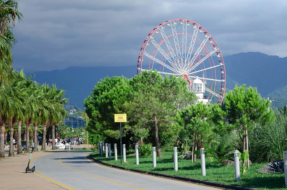 El bulevar de Batumi, con su noria y sus palmeras, cerca del mar Negro