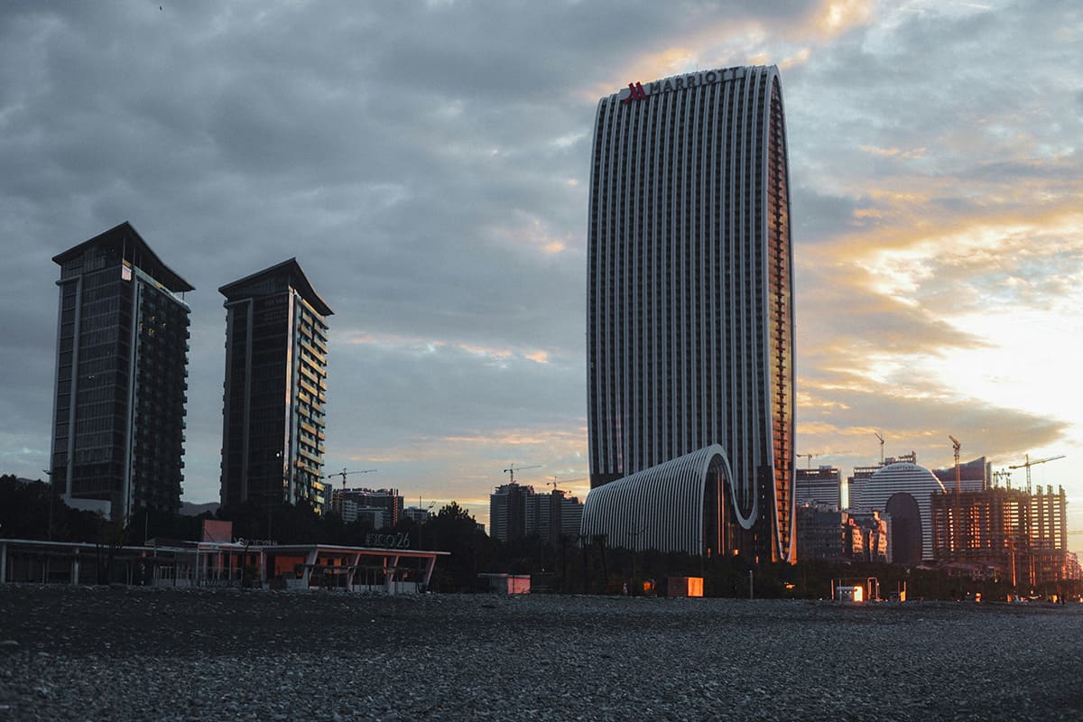 Edificios modernos y hoteles frente al mar en Batumi al atardecer