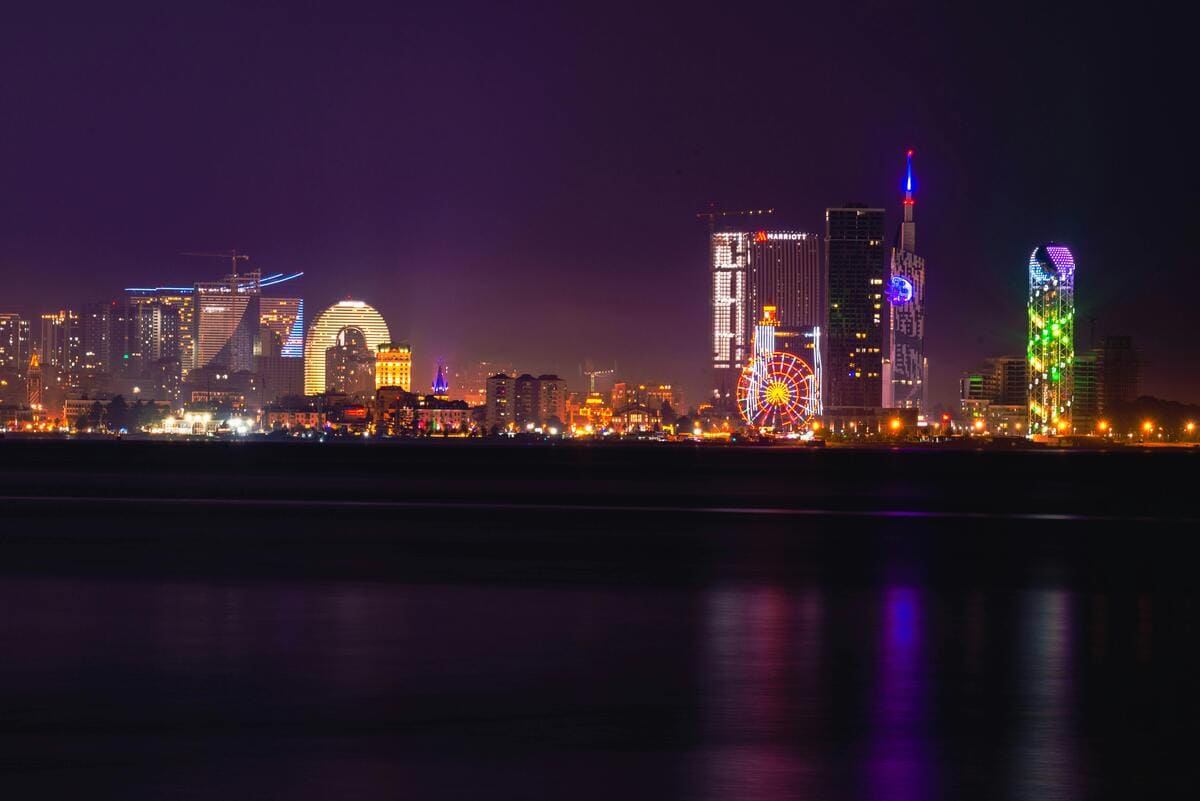 El perfil urbano de Batumi por la noche, con luces de colores a lo largo de la costa del Mar Negro