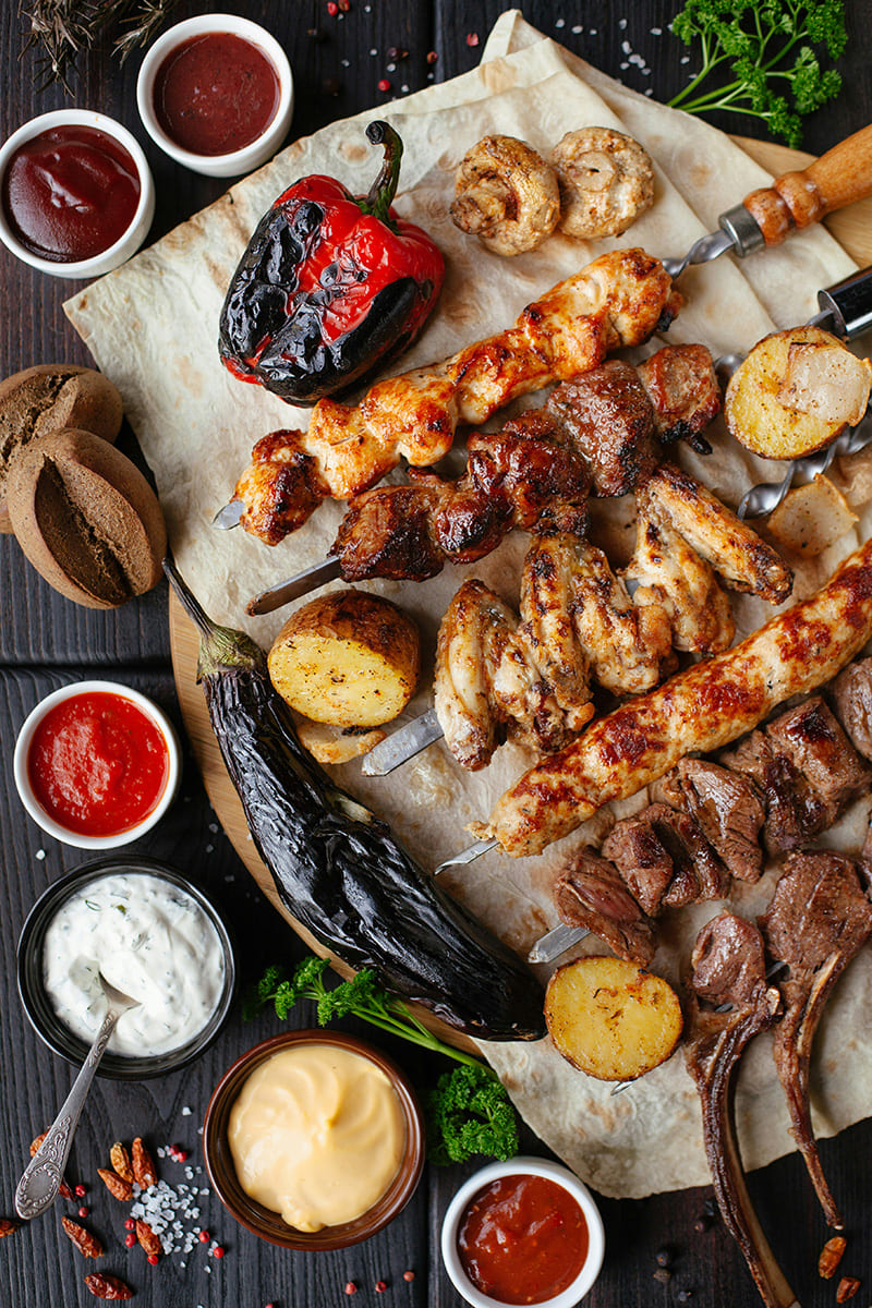 Brochetas de carne y verduras a la parrilla al estilo georgiano