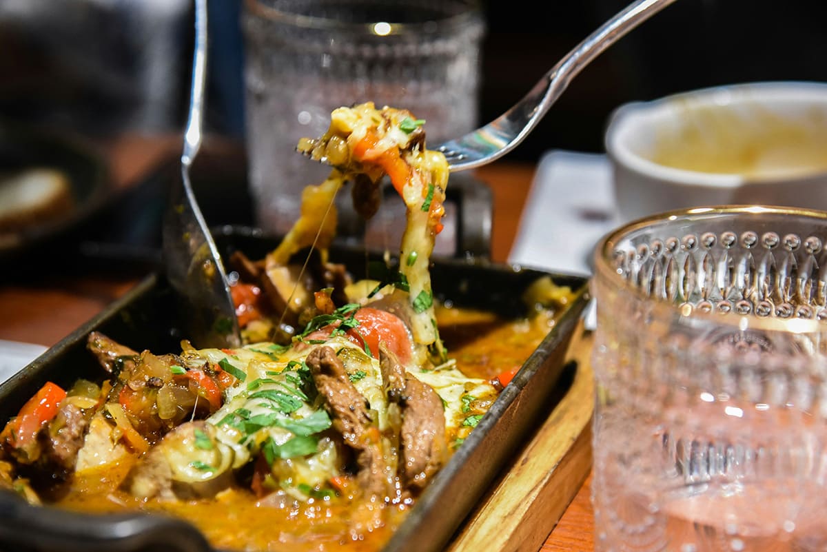 Plato georgiano de carne, queso fundido y verduras