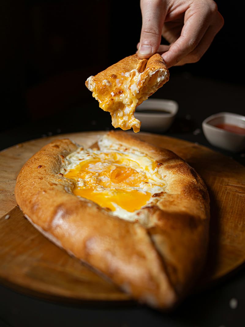 Khachapuri recién hecho con queso fundido