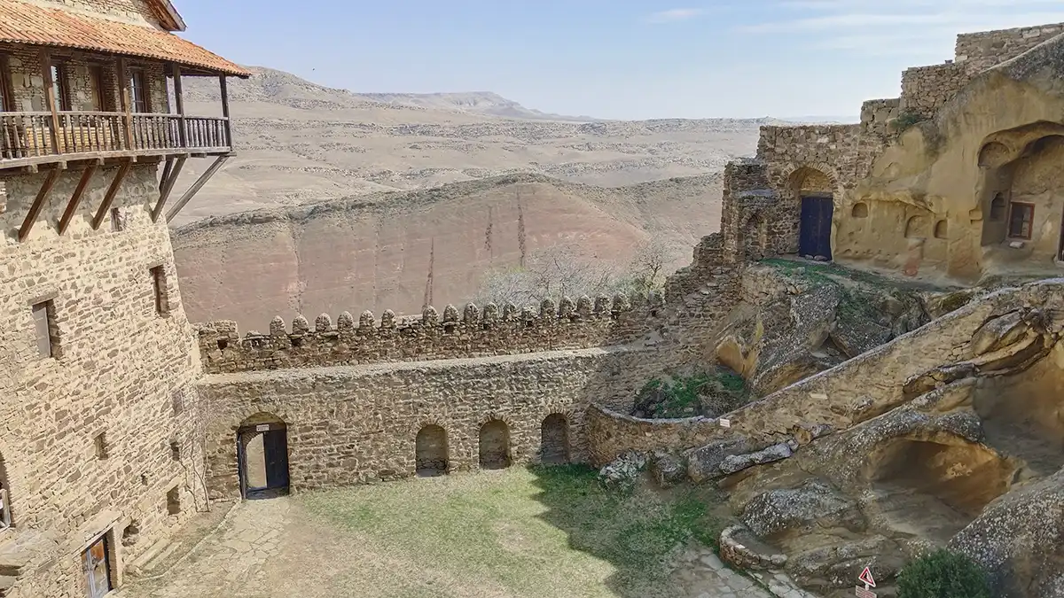 Paisaje semidesértico alrededor del complejo monástico de David Gareja