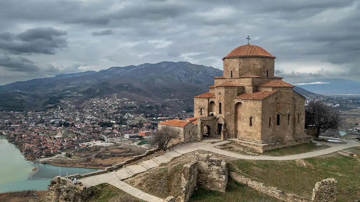 Monasterio de Jvari con vistas a Mtskheta durante una excursión desde Tiflis