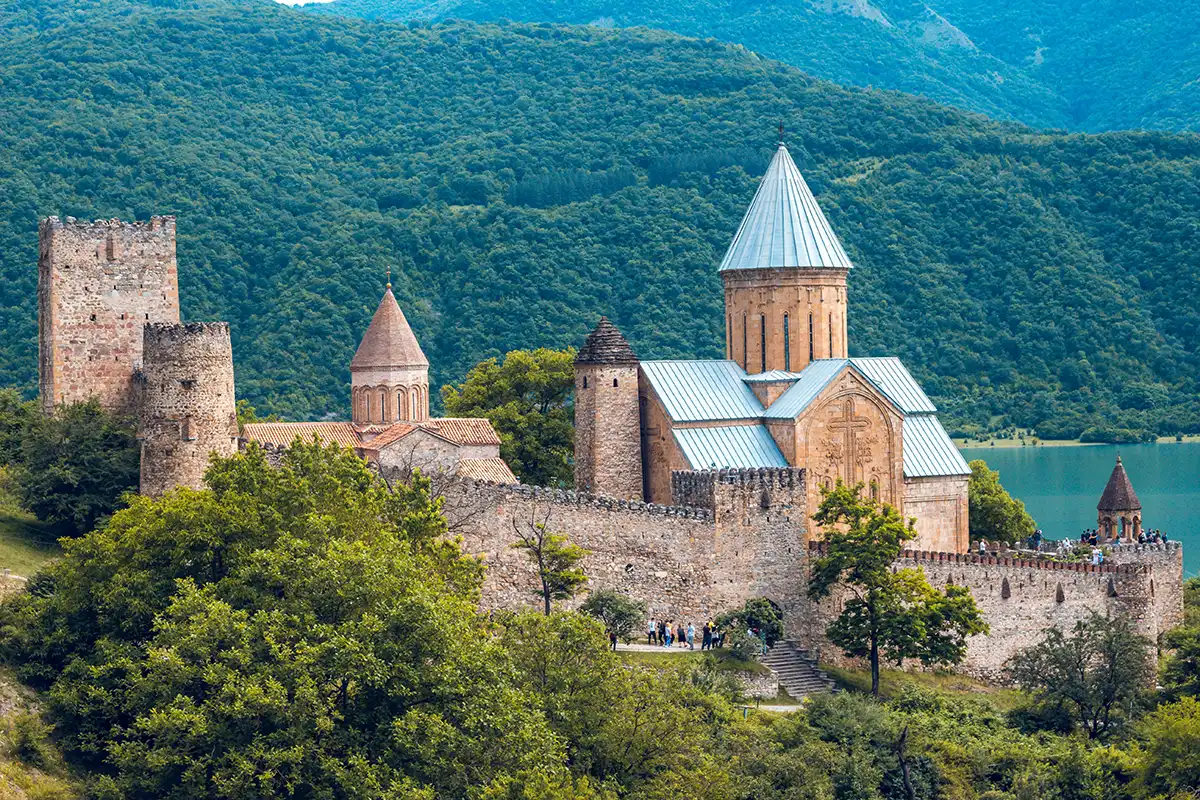 Fortaleza de Ananuri junto al embalse de Zhinvali