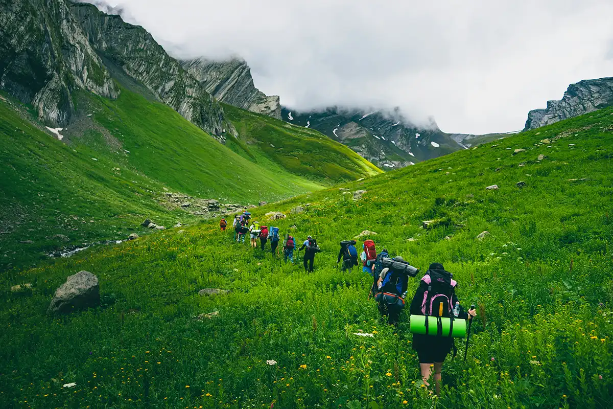 Senderistas en un valle verde de las montañas del Cáucaso en Georgia