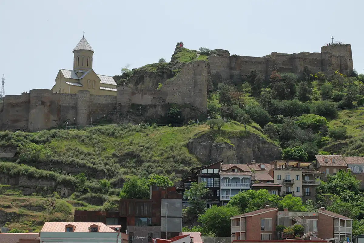 Fortaleza de Narikala sobre el casco antiguo de Tiflis
