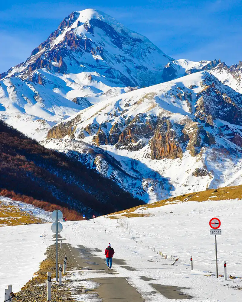 Carretera invernal cerca de Kazbegi
