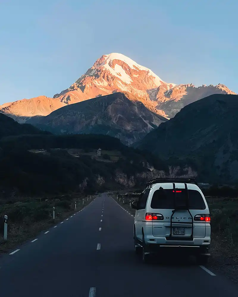Coche en una ruta de montaña por Georgia