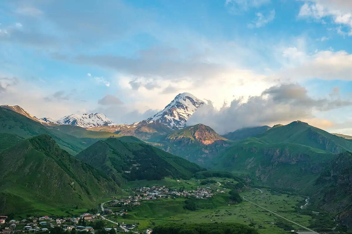 Tiempo nublado sobre el monte Kazbek y la iglesia de la Trinidad de Gergeti