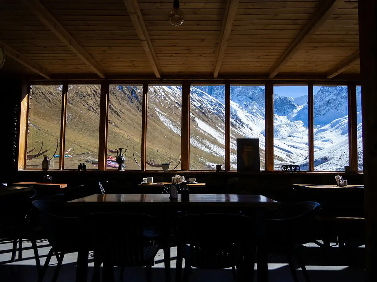 Café de montaña con comida local en Stepantsminda, Georgia