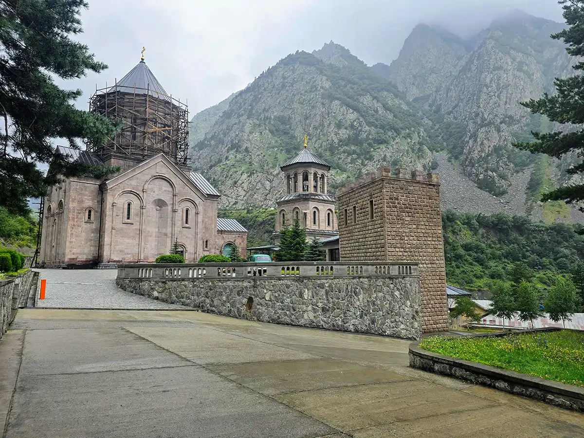 El desfiladero de Dariali, cerca de Stepantsminda, en Kazbegi (Georgia)