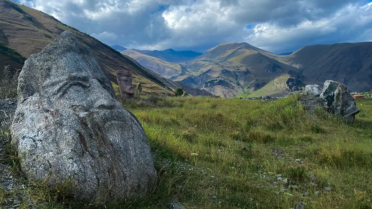 Cabezas de piedra en el pueblo de Sno, cerca de Kazbegi (Georgia)