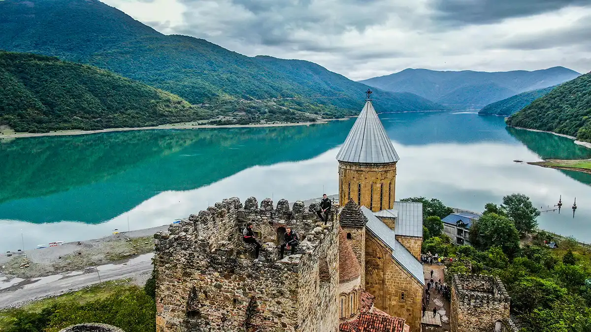 Mirador del embalse de Zhinvali en la Carretera Militar de Georgia