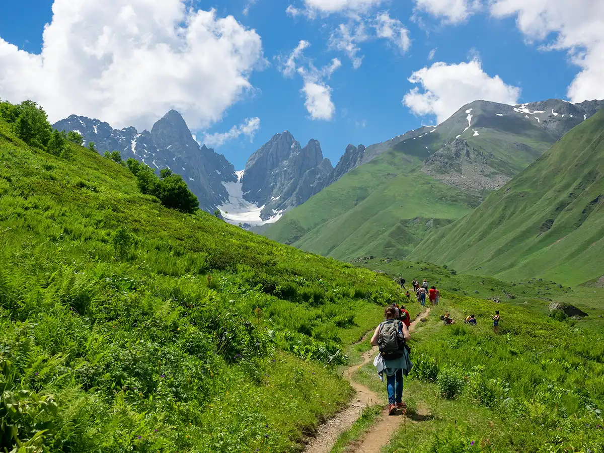 Excursionista en una ruta de montaña cerca de Kazbegi, Georgia