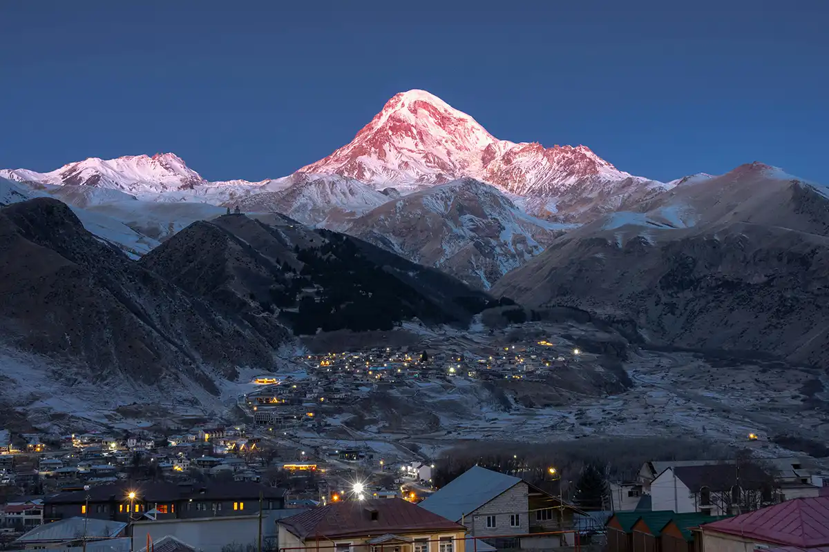 La localidad de Stepantsminda, en Kazbegi (Georgia), rodeada por las montañas del Cáucaso