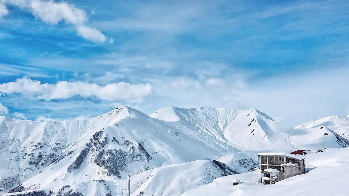 Paisaje invernal nevado en Kazbegi, Georgia