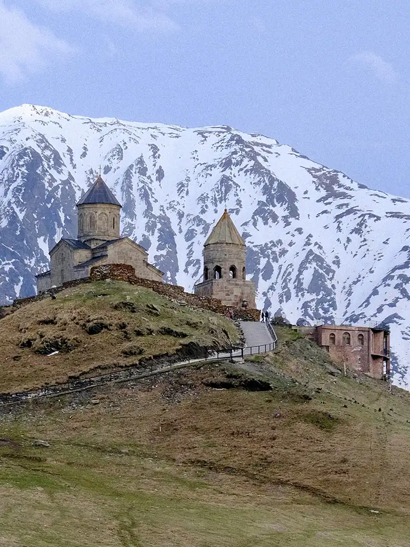 Iglesia de la Trinidad de Gergeti, en las alturas de Stepantsminda, Georgia