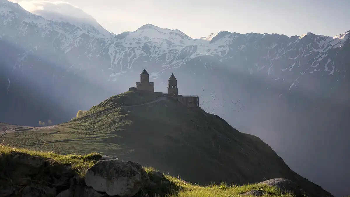 Ruta de senderismo a la iglesia de la Trinidad de Gergeti desde Stepantsminda