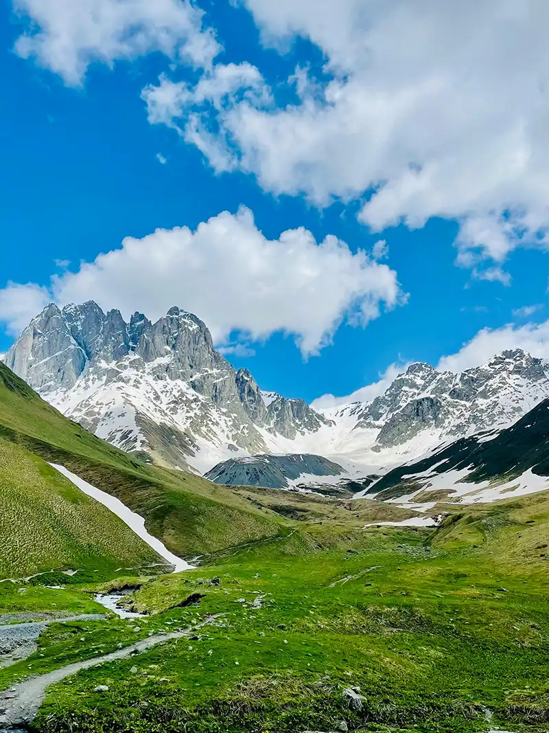 El pueblo de Juta y el macizo de Chaukhi, cerca de Kazbegi, Georgia