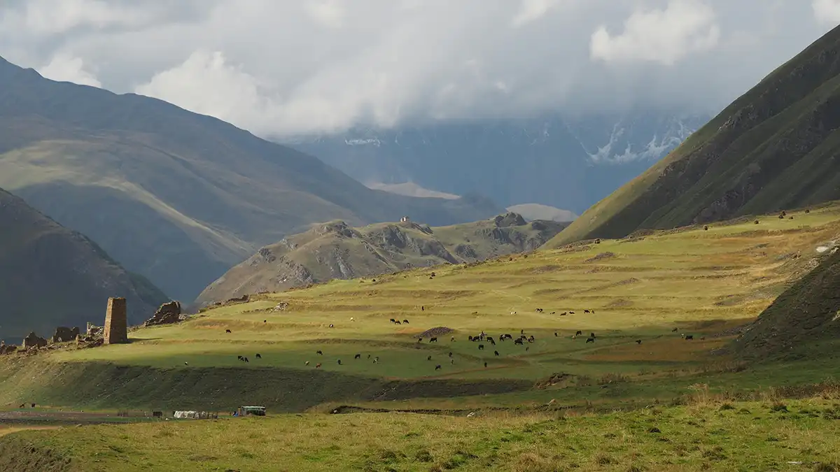 Paisaje de senderismo en el valle de Truso, cerca de Kazbegi, Georgia