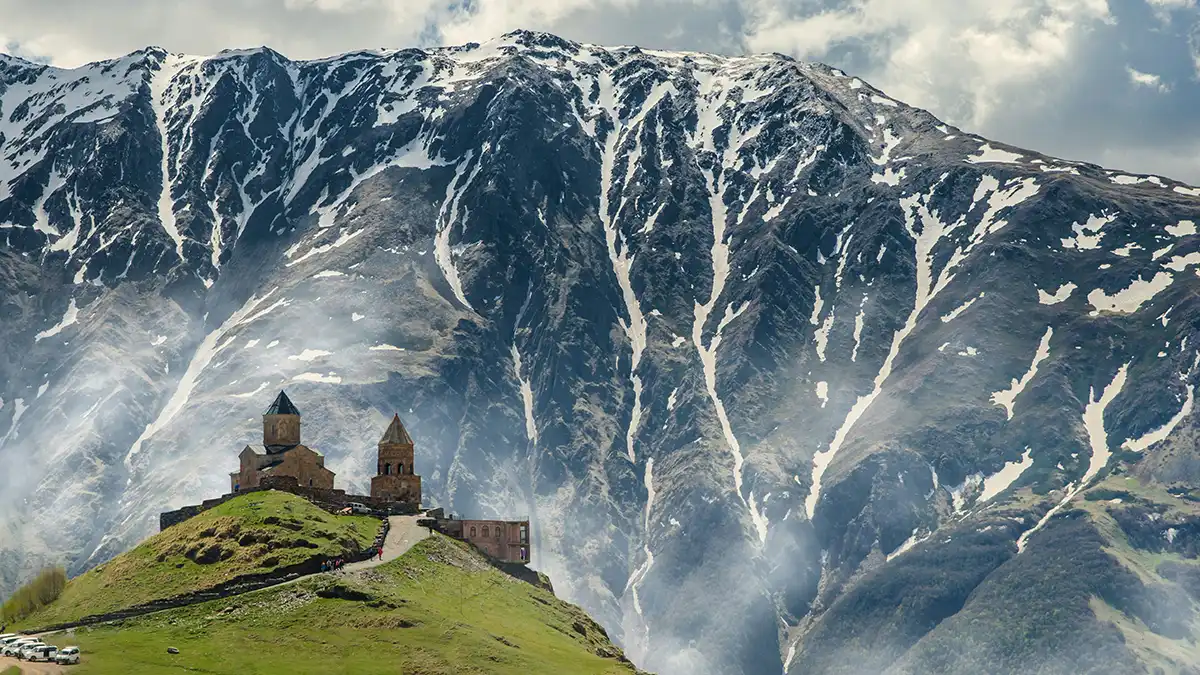 Illustrated cover for Guía de viaje de Kazbegi: Gergeti, senderismo y consejos prácticos