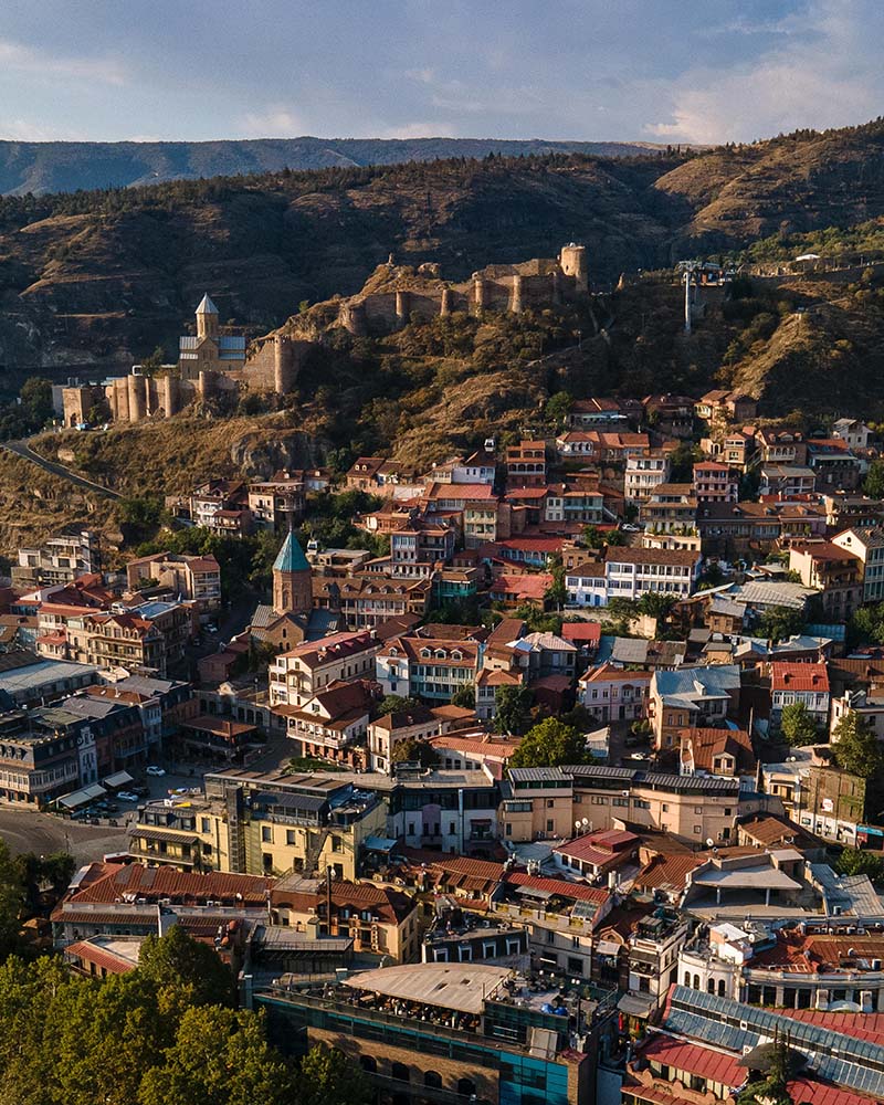 Tejados del casco antiguo y edificios históricos alrededor de Abanotubani, en Tiflis