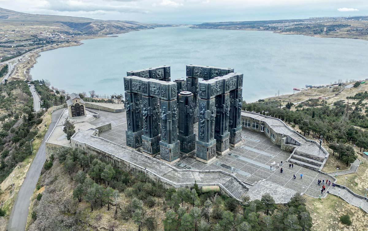 Monumento de la Crónica de Georgia con vistas al mar de Tiflis