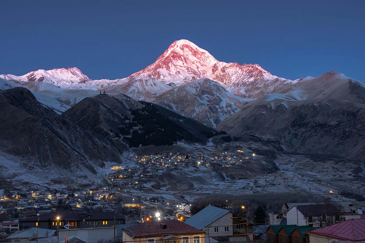 Vista de la montaña Stepantsminda cerca de Kazbegi, en Georgia