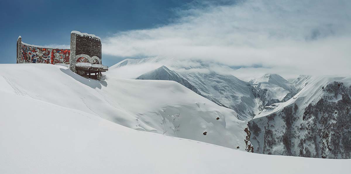 Paisajes de la carretera de montaña de Gudauri, cerca de Tiflis (Georgia)