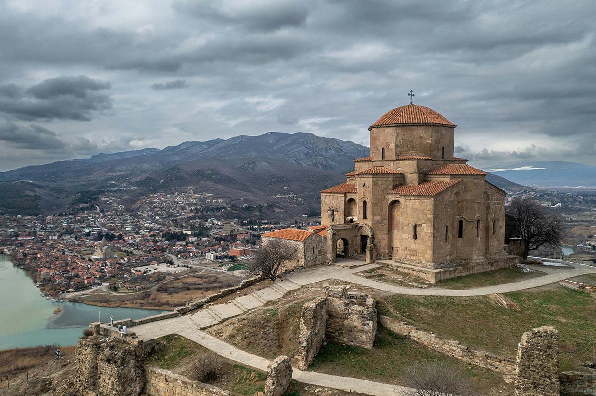 Mtskheta y las colinas cercanas vistas desde el monasterio de Jvari