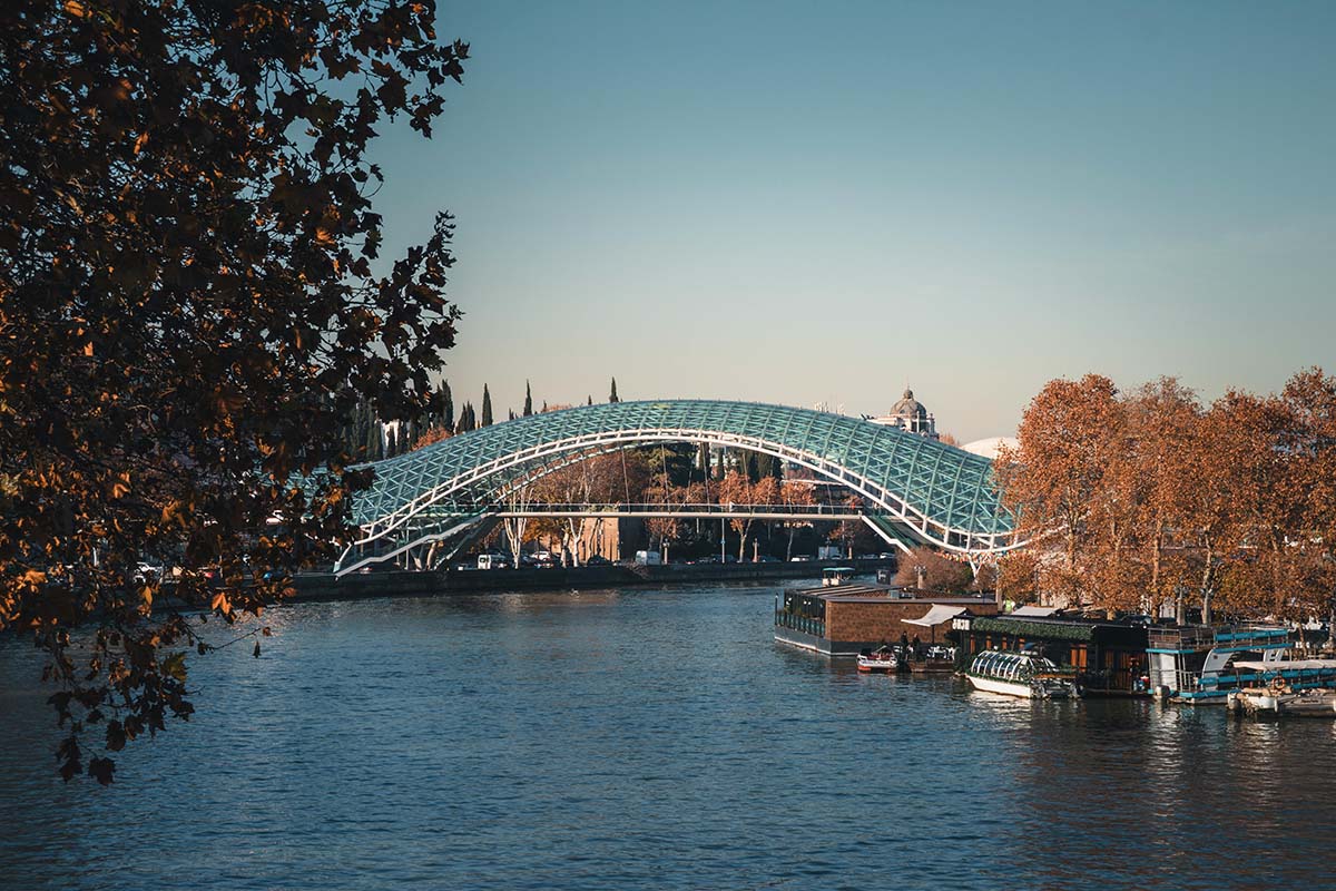 Puente de la Paz y parque Rike junto al río Mtkvari