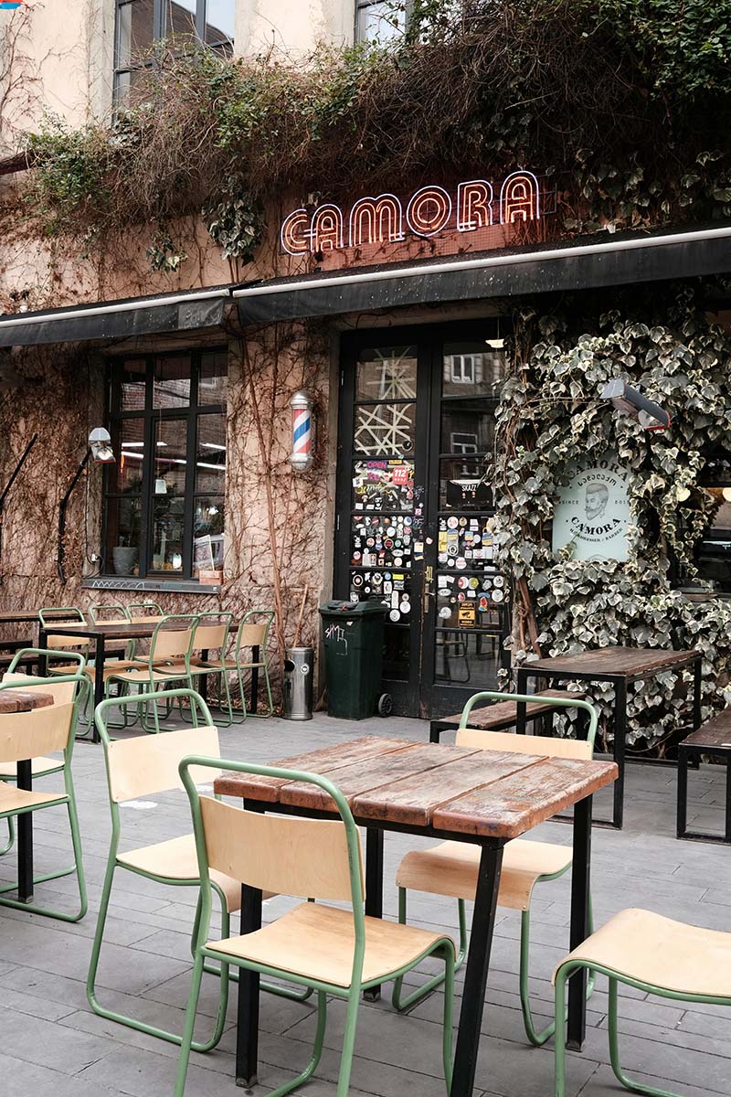 Mesas al aire libre y arte urbano en Fabrika, en el barrio de Chugureti