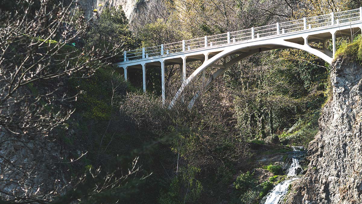 Pasarela del desfiladero y cascada de Leghvtakhevi, cerca de Abanotubani
