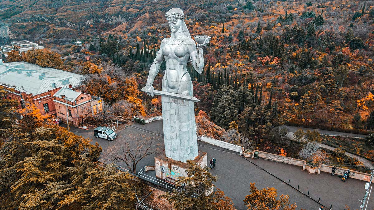 Estatua de la Madre de Georgia en la cresta sobre Tiflis