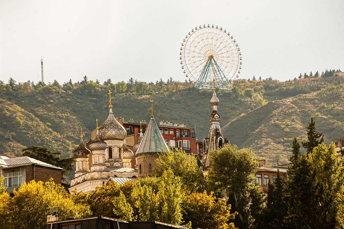 Perfil urbano de Tiflis visto desde el parque Mtatsminda