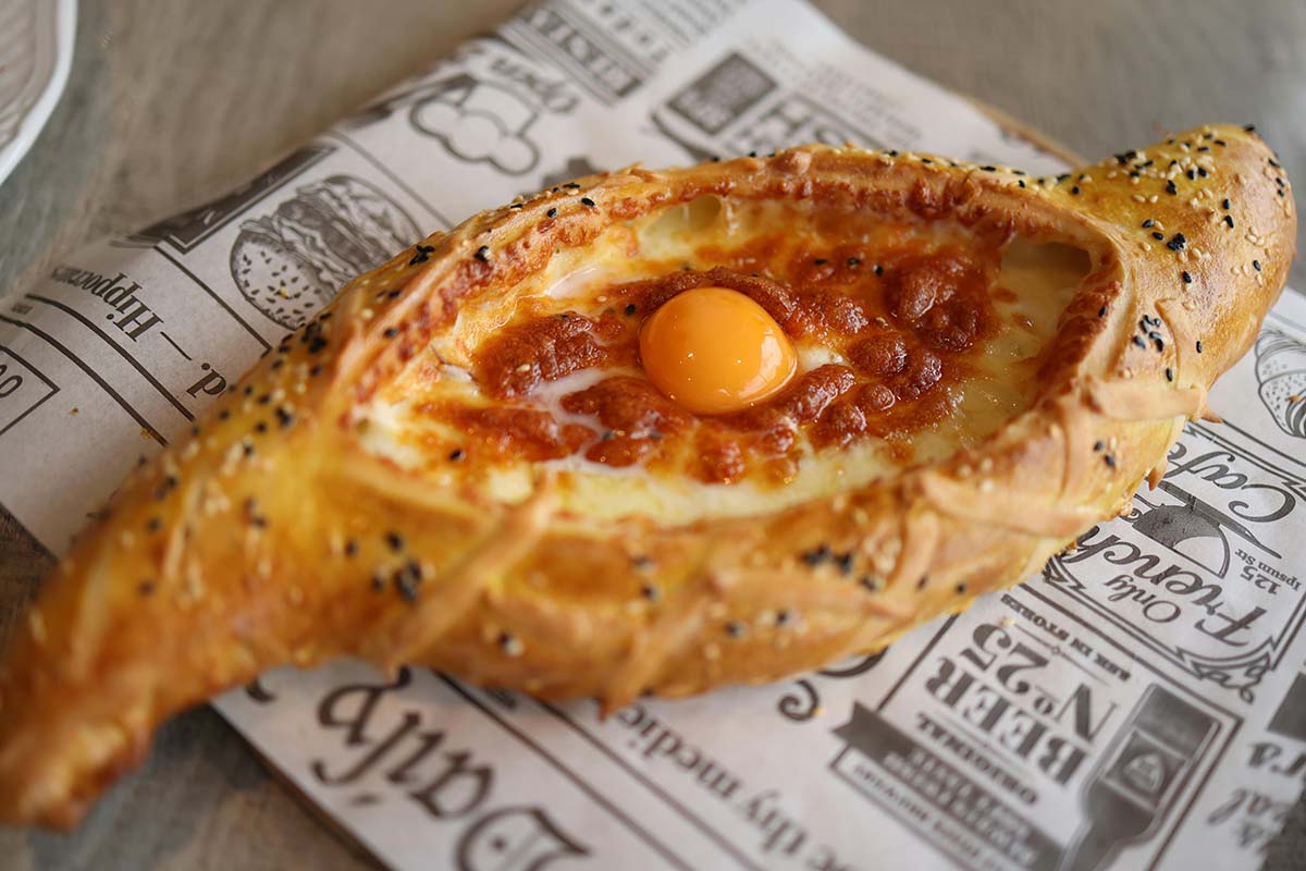 Khachapuri de Adjaria con forma de barca, queso y huevo