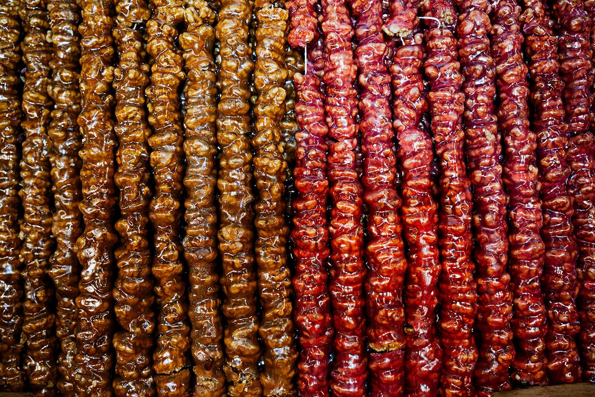 Filas de churchkhela georgiana elaborada con nueces y uva