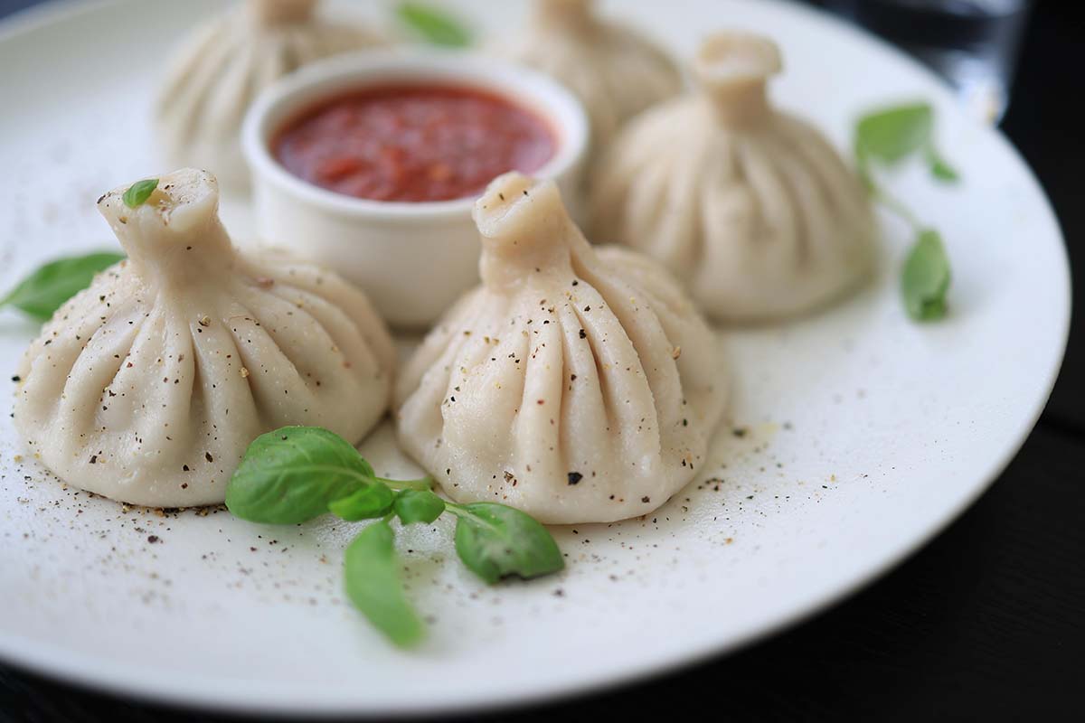 Khinkali georgianos servidos en un plato