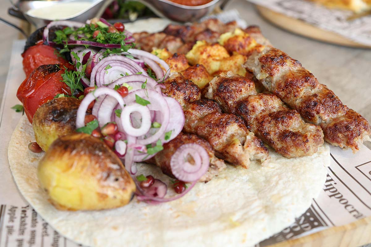 Mtsvadi georgiano de carne a la parrilla servido con verduras
