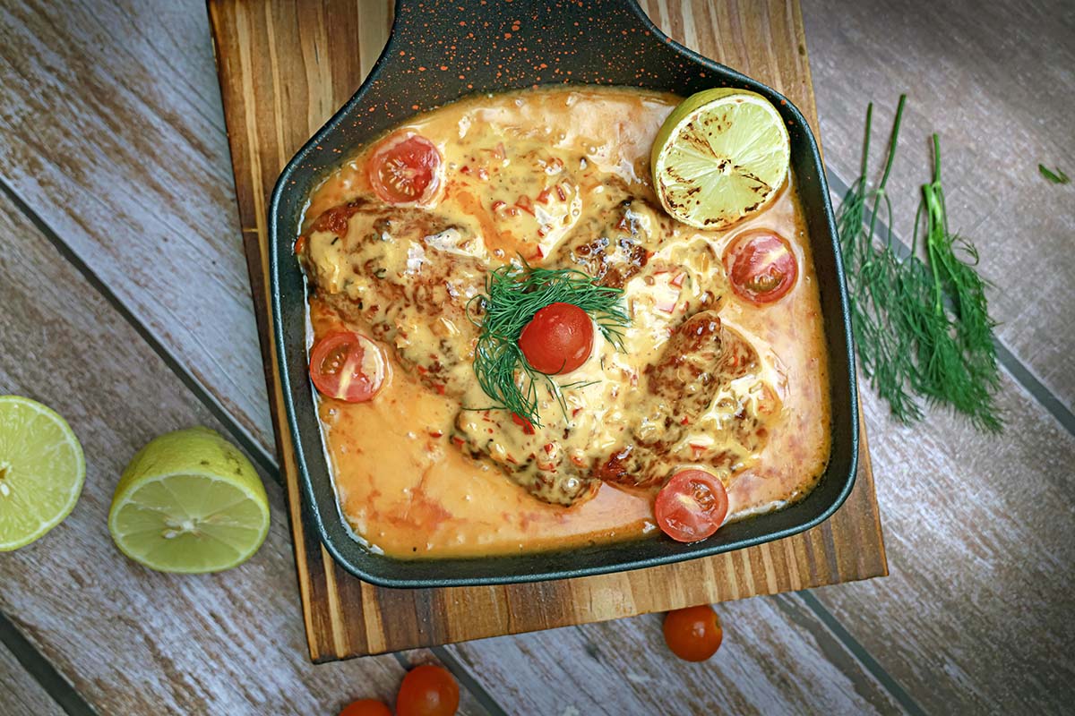 Pollo georgiano shkmeruli en una salsa cremosa de ajo